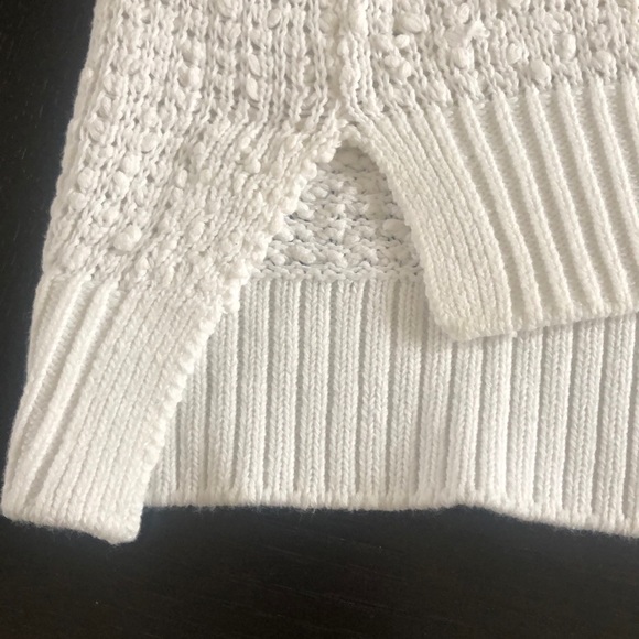 Sleeveless top.White - Picture 9 of 10